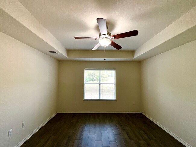 Building Photo - AVAILABLE NOW!!! Lake Life Meets Modern Comfort in Kingsland!