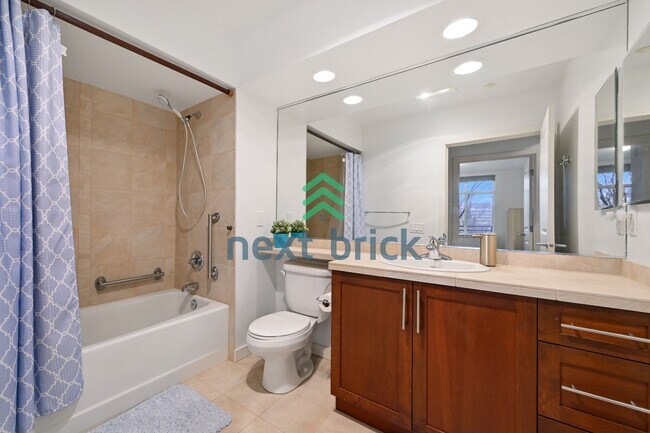 Building Photo - Beautiful 2BR + Den Condo with Garage Parking in Vibrant Downtown Kirkland