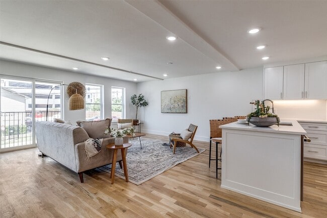 Building Photo - 4701 San Jacinto St