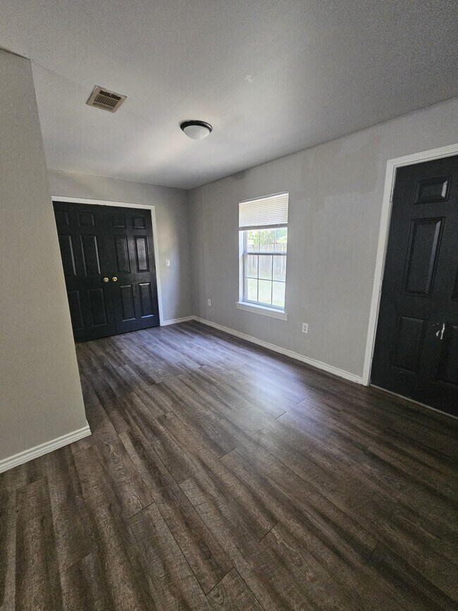 Building Photo - 409 E Kerr Ave