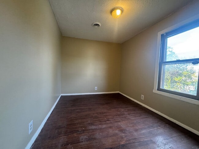 Building Photo - 212 Depeyster St