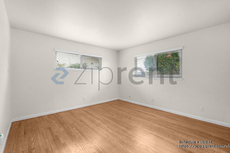 Building Photo - 9033 Fashion Dr