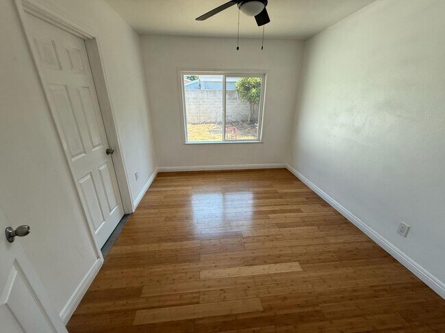 Building Photo - 1302 W 109th St