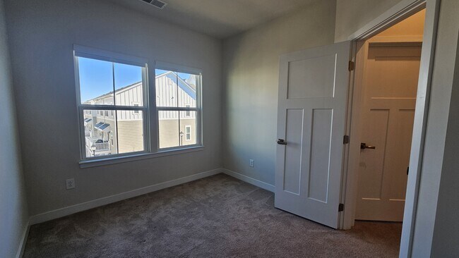 Building Photo - 549 Westport St