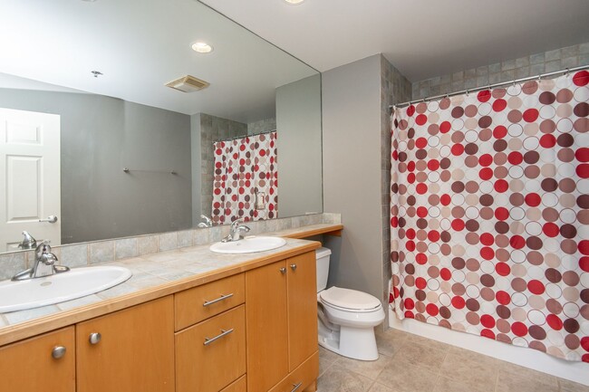 Building Photo - Modern Downtown Milwaukee Condo for Rent