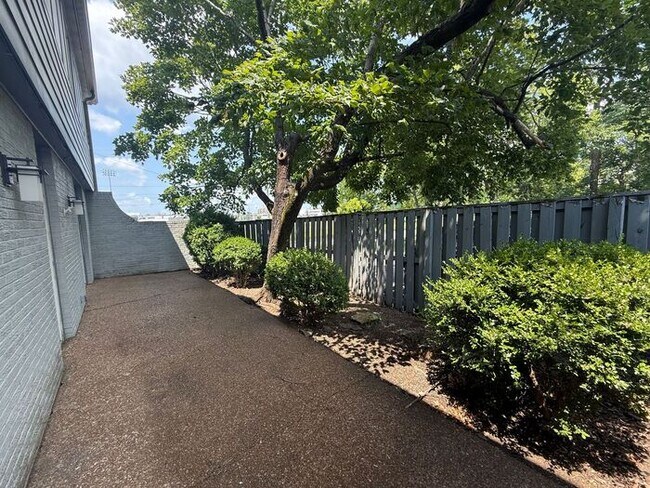 Building Photo - FOR RENT - 3 Bedroom Condo in Green Hills