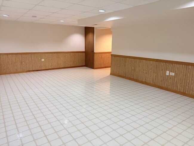 Building Photo - 1428 W Sapphire Dr