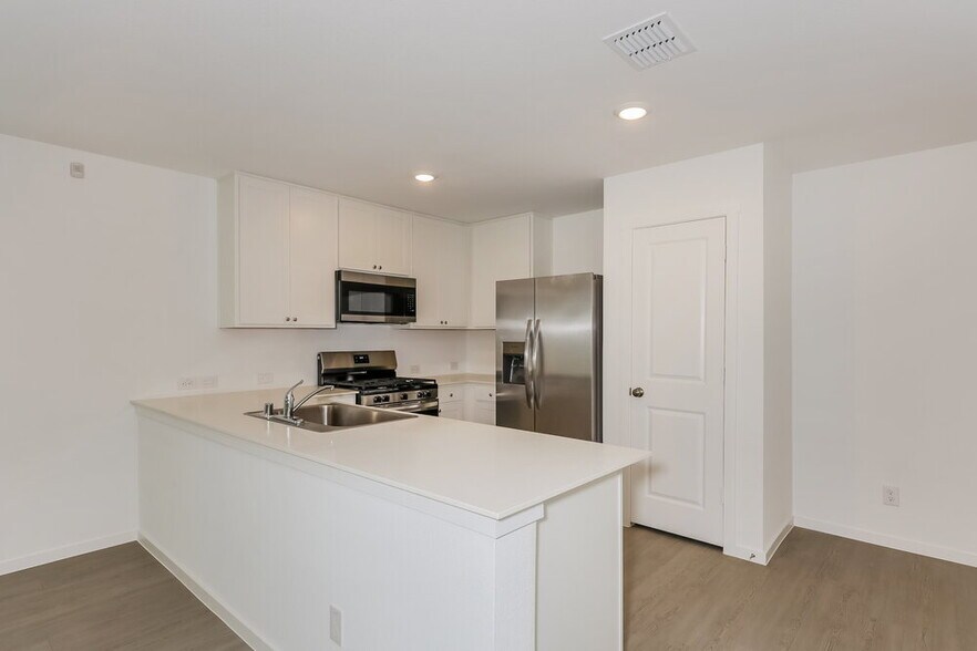 Building Photo - 1611 Sparrow Hawk Rd