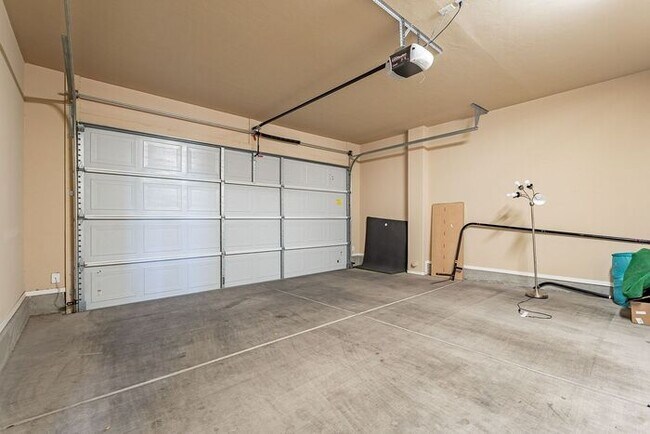 Building Photo - Spacious 3-Bed, 3-Bath Tucson Condo w/ Gar...