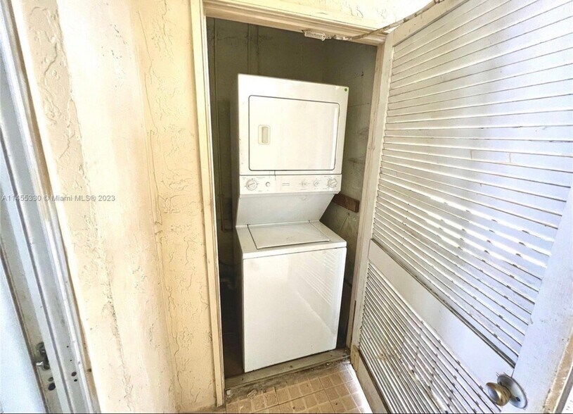 Building Photo - 8057 SW 21st Ct