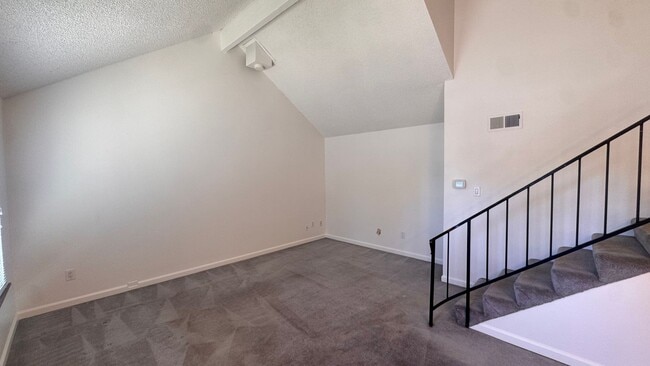 Building Photo - Yorkshire Manor 2 Bedroom Available Now!