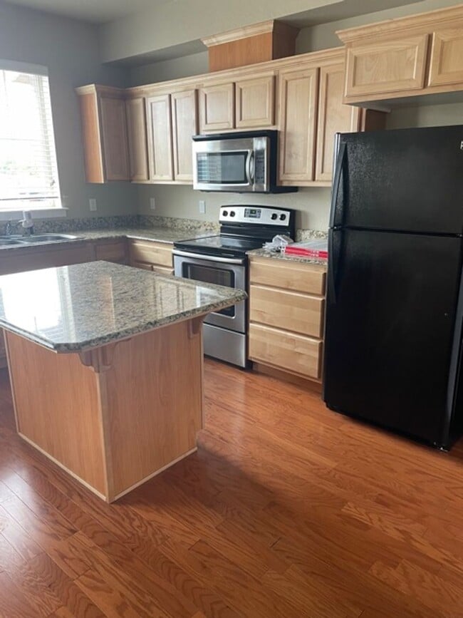 Building Photo - **SPECIAL** FIRST MONTH FREE W/ ONE YEAR LEASE/ 3 LEVEL CONDO W/ UPGRADES, GARAGE/ FENCED YARD