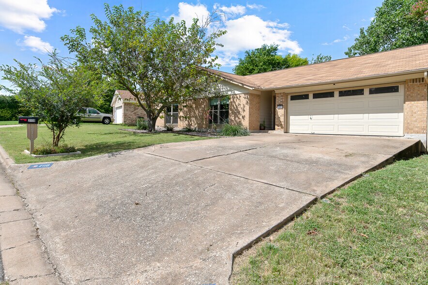 Building Photo - 2110 Spring Breeze Dr