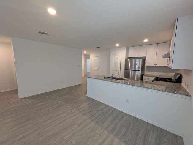 Building Photo - Fresh and Clean in New Braunfels!!