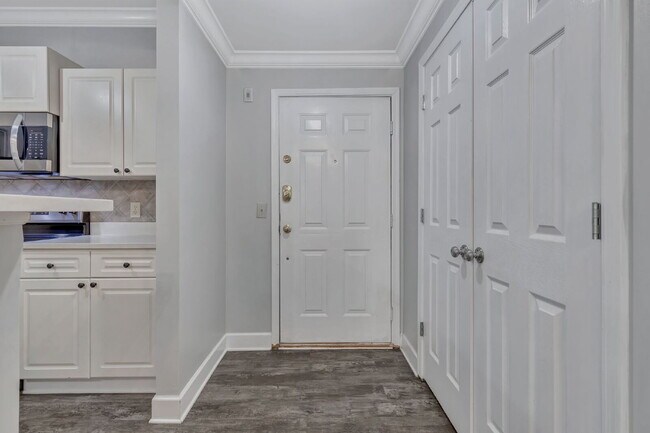 Building Photo - 2-Bed, 2-Bath Condo in the Heart of Green ...
