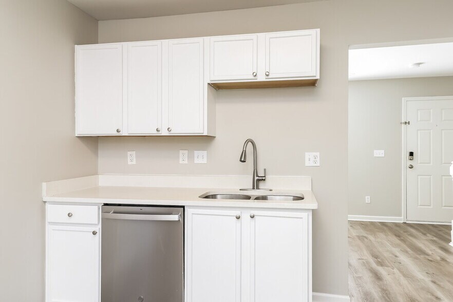 Building Photo - 6516 Lynmont Dr