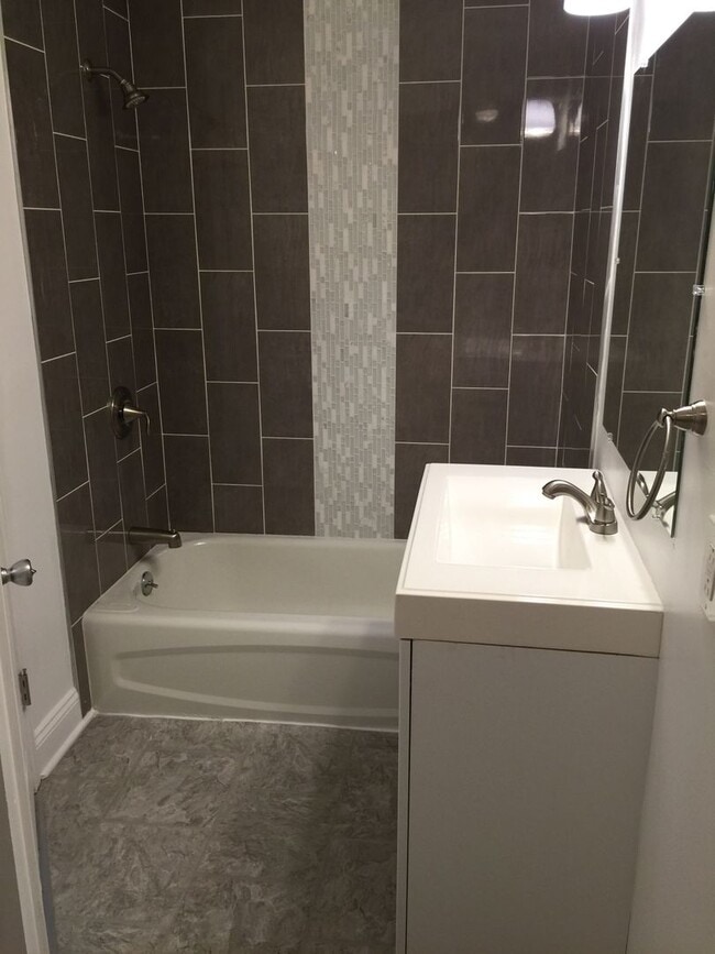 Building Photo - New Renovation - South Side Flats