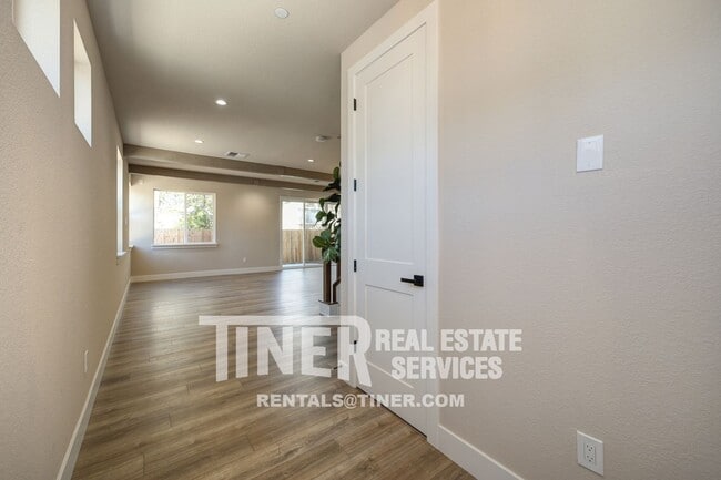 Building Photo - 8943 Fair Oaks Blvd