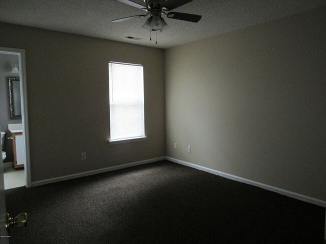 Building Photo - 2 BR 2 BA Duplex