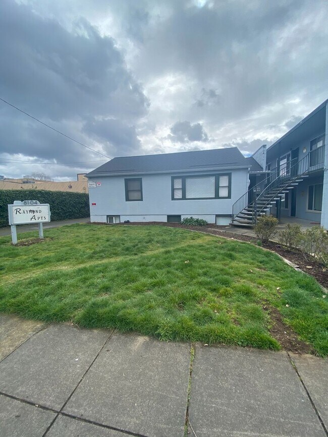 Building Photo - 2BR/1BA Apartment for Rent