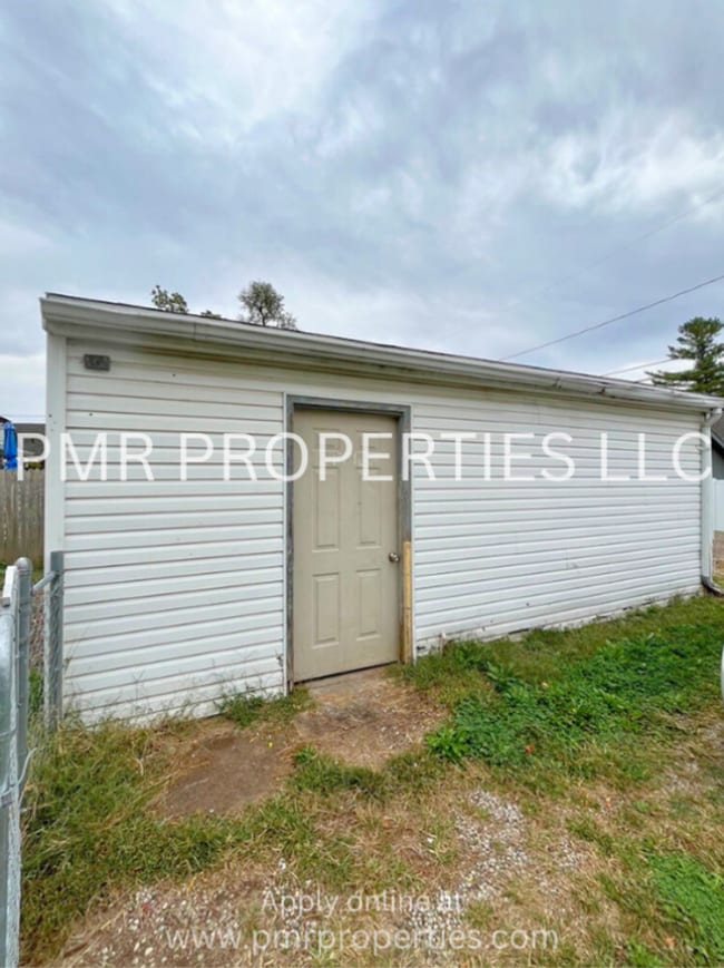 Building Photo - 2 Bedrooms / 1 Bathroom House