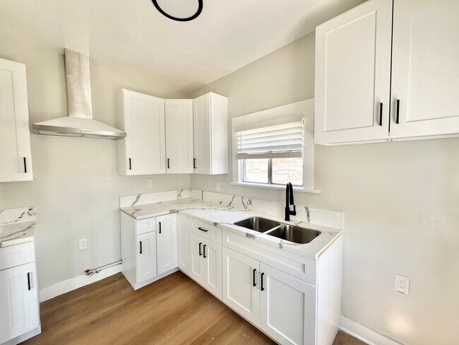 Primary Photo - 194 W 41st Pl