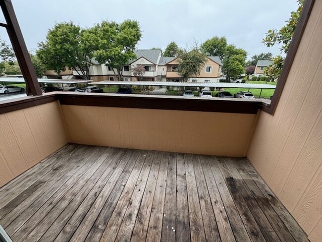 Building Photo - Beautiful 3 Bedroom, 2 Bathroom Upstairs C...
