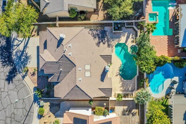 Building Photo - Beautiful 3Bed/3Bath cul-de-sac home located  in The Lakes Community with a sparkling pool and spa!