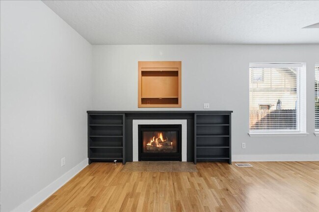 Building Photo - 3 Bedroom, 2 Bath, with 2 Car Garage Located on the Central Bench Rim