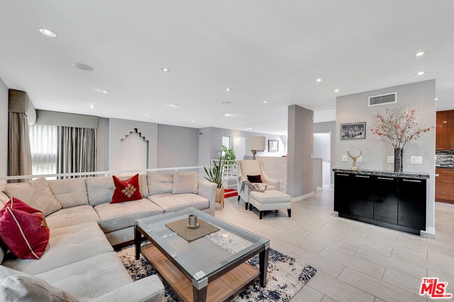 Building Photo - 13563 Contour Dr