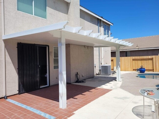 Building Photo - Beautiful 4/3  in Natomas w/ heated pool!