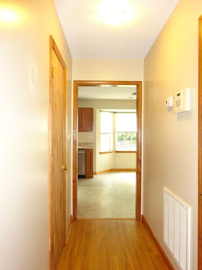 Building Photo - 3 BR w/ Bonus Room Minutes to MCAS!