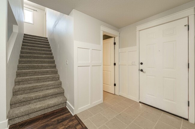 Building Photo - 4 Bedroom 2.5 Bathroom With Large Fenced B...