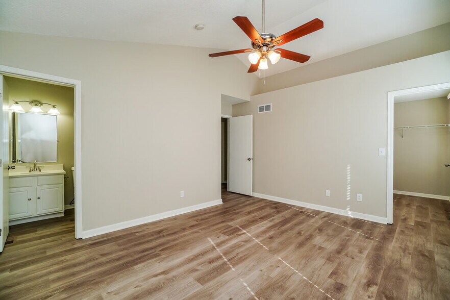 Building Photo - 1041 Oxford Dr N