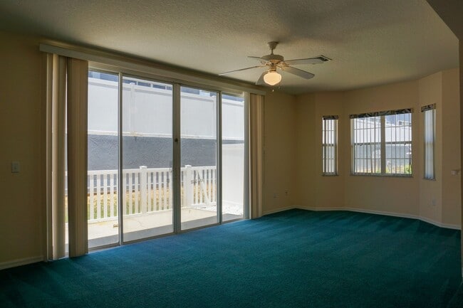 Building Photo - TownHome in Island Club West