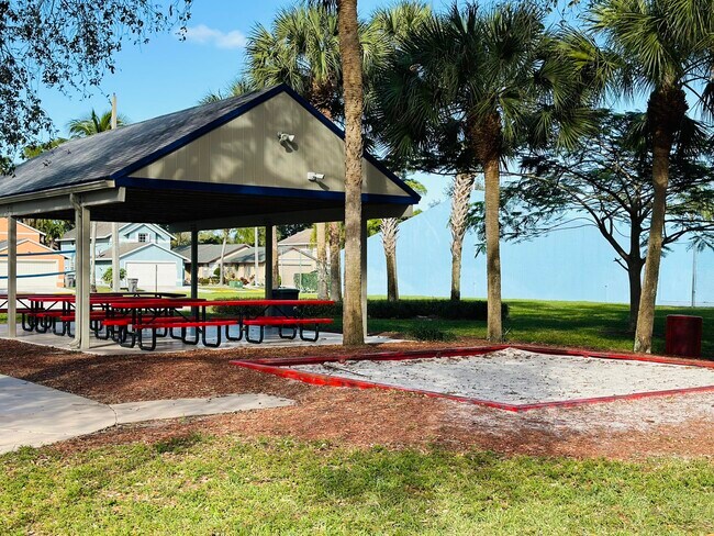 Building Photo - 5780 Azalea Cir