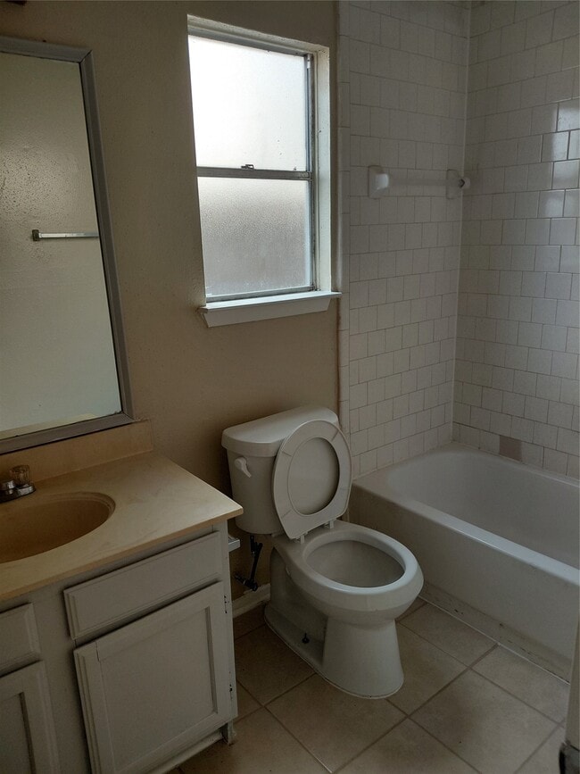 Building Photo - 16511 Parkridge Ct