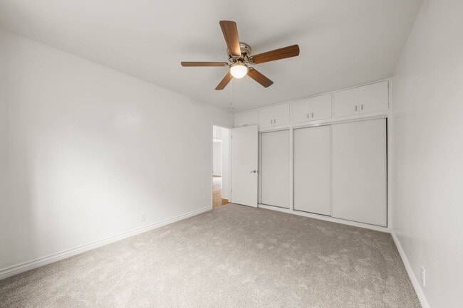 Building Photo - 2 Bed 1 Bath Updated Gated Condo Near Beac...