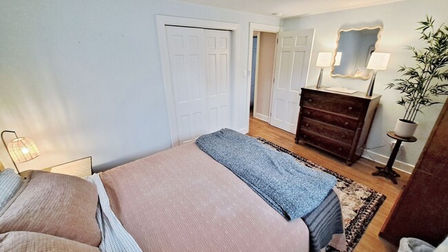 Building Photo - Fully Furnished 4 Bed / 1-1/2 Bath Single ...
