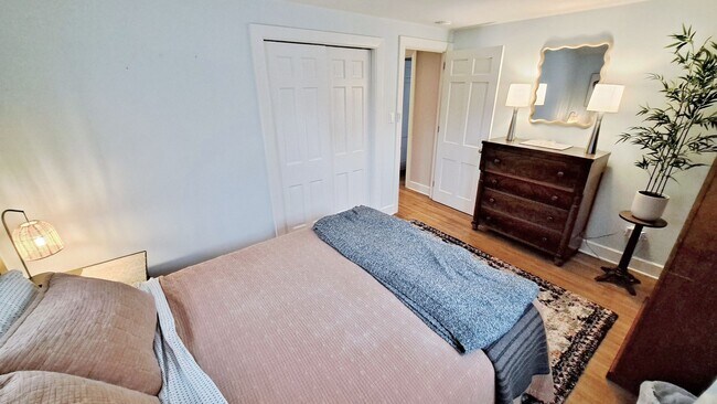 Building Photo - Fully Furnished 4 Bed / 1-1/2 Bath Single Family Home w/2 Car Garage