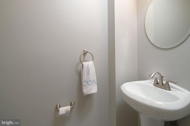 Building Photo - Charming townhome in the heart of McLean !!