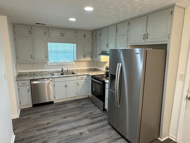Building Photo - Nice Riverdale 3 Bedroom 2 Bath in Cul-De-...
