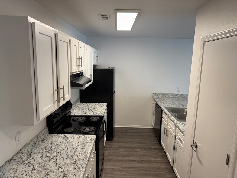 Building Photo - 1375 N Carriage Way