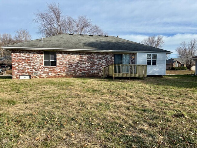 Building Photo - All brick 3/2/2 located in the Kickapoo boundaries, walking distance from Cherokee Middle School.