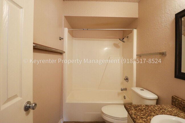 Building Photo - Beautifully Updated Home in Prime East Tulsa Location