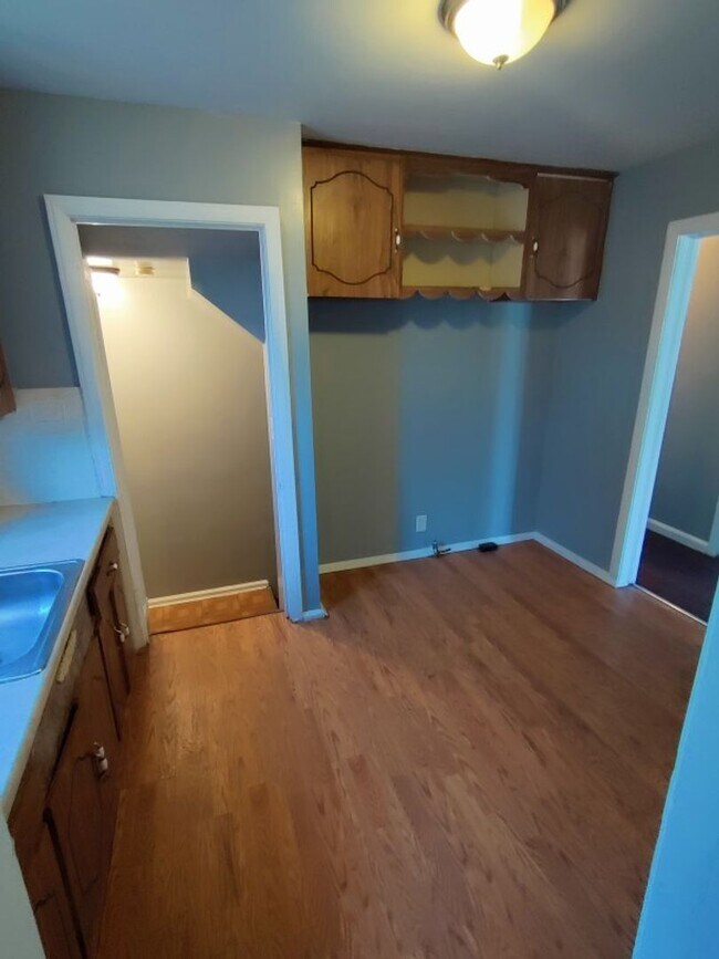 Building Photo - 3 bedroom 1 bath bungalow now available! -...