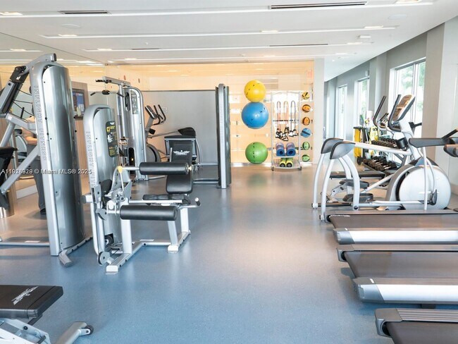 Building Photo - 1600 SW 1st Ave