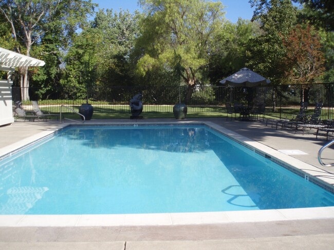 Building Photo - One Bedroom One Bath Spacious Unit with Large Enclosed Patio