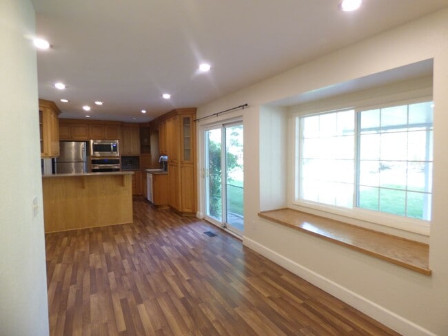 Building Photo - 5 Bd 3 Ba Home in Sandy