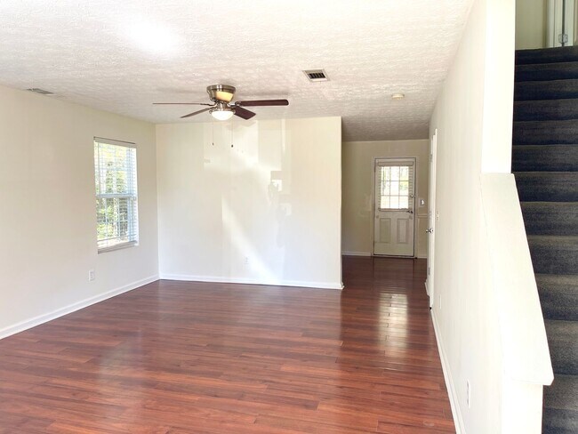 Building Photo - Welcome to this charming 3-bedroom, 3-bath...